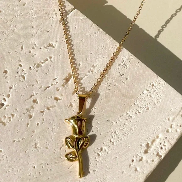 Waterproof rose necklace - Picture 2 of 5